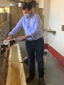 El secretario xeral del PSdeG y candidato a la Presidencia de la Xunta, Gonzalo Caballero, en la visita a la Casa Grande de Xanceda, en Mesía (A Coruña)