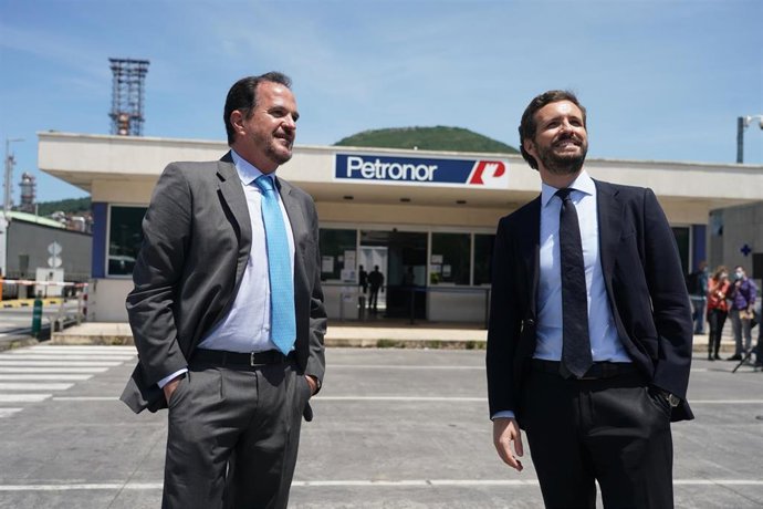 (I-D) El candidato a lehendakari de la coalición PP+Cs, Carlos Iturgaiz; y el presidente del Partido Popular, Pablo Casado, durante su visita al complejo petroquímico de Petronor en Muskiz, Vizcaya, País Vasco (España), a 22 de junio de 2020.