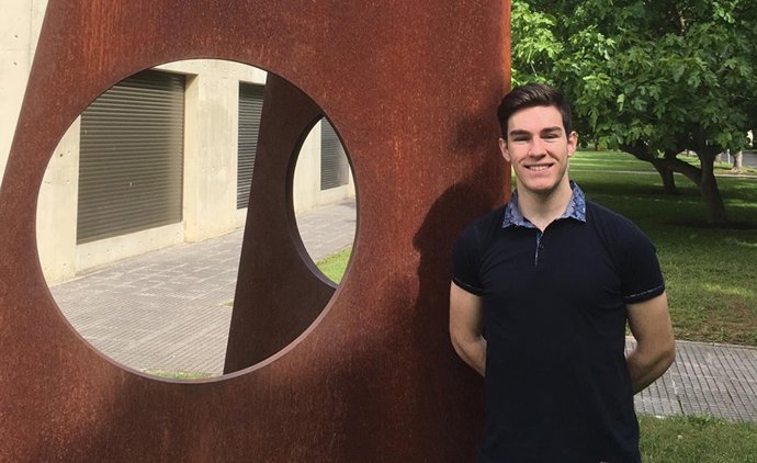 El ganador de la VIII edición del Premio Clarín, Santiago Alenza Carro, en la UPNA.