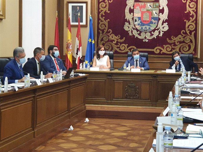 Ana Carlota Amigo(I), Carlos García y Carlos Fernández Carriedo (C) en la mesa que preside la reunión del Plan de Fomento de Ávila.