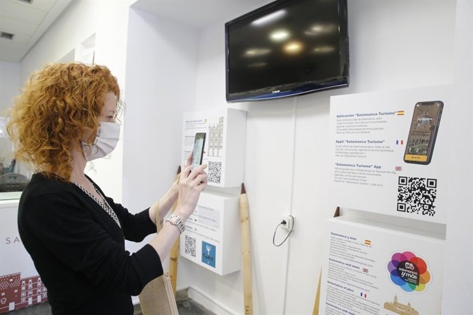 Ana Suárez en la oficina de turismo.