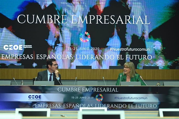 Antonio Garamendi, presidente de la CEOE, con María Luz López-Carrasco, presidenta de Fenin, en la  Cumbre Empresarial Empresas españolas liderando el futuro.