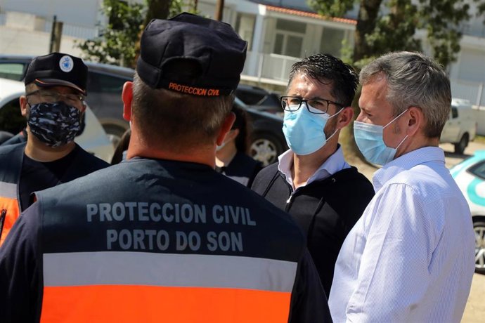 El vicepresidente de la Xunta, Alfonso Rueda, analiza con el alcalde de Porto do Son, Luis Oujo, la puesta en marcha del plan de apoyo en las playas