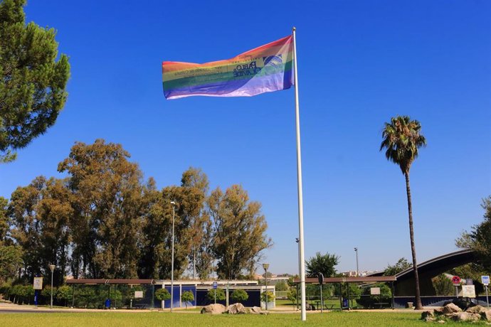 La UPO ondea la bandera arcoiris en su campus y se suma así al Día del Orgullo Gay