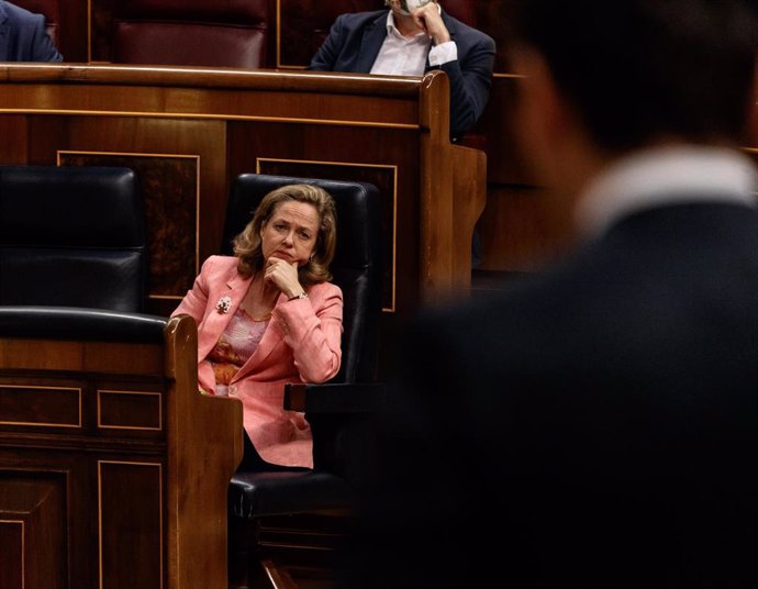 La ministra de Economía y vicepresidenta tercera del Gobierno, Nadia Calviño, atiende a una pregunta durante la sesión de Control al Gobierno .
