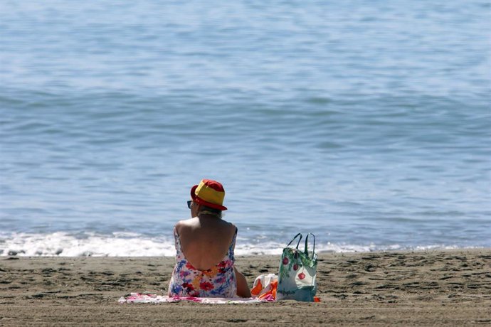 Los malagueños disfrutan de la playa. Málaga a 01 de junio del 2020