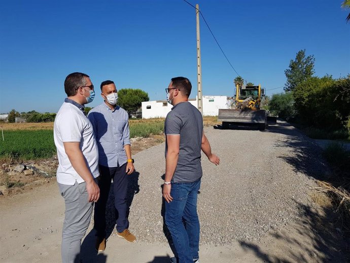 El alcalde palaciego, Juan Manuel Valle (IP-IU), acompañado por los delegados municipales de Agricultura, Jesús Condán, y de Urbanismo, José Manuel Triguero, visitan las obras en la vía rural 'Camino de las Monjas'.
