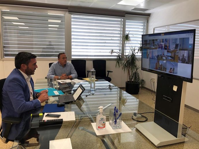 El consejero de Agua, Agricultura, Ganadería, Pesca y Medio Ambiente, Antonio Luengo (i), y el director general de Producción Agrícola, Ganadera y del Medio Marino, Francisco Espejo, durante la sesión del Consejo Consultivo de Política Agraria y Política