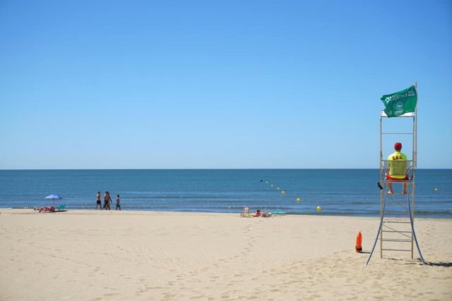 Un socorritas vigilan en una playa de Ayamonte durante la jornada del pasado viernes.