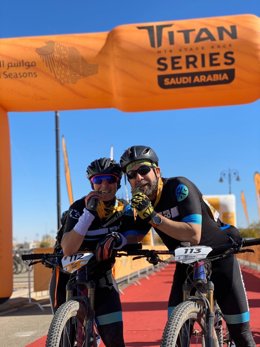 El empresario Antonio Gassó y su pareja, Eva Tomás, recorren todo el mundo disputando retos deportivos extremos