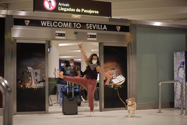Una viajera llega al aeropuerto de Sevilla este domingo.