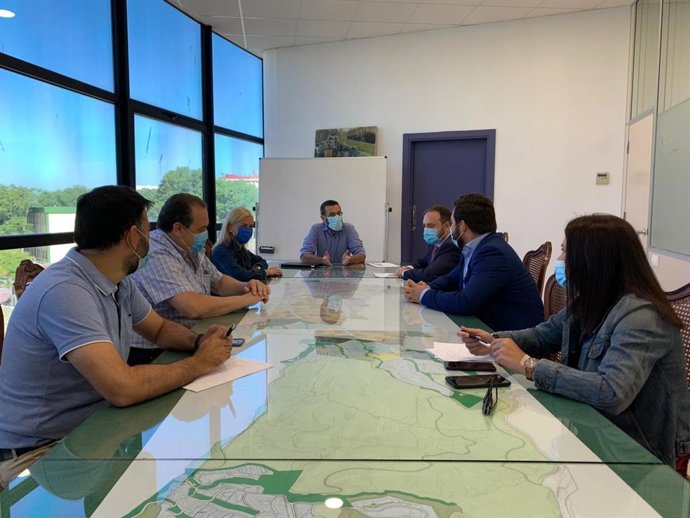 Reunión de la Junta con el Ayuntamiento de La Línea por los juzgados