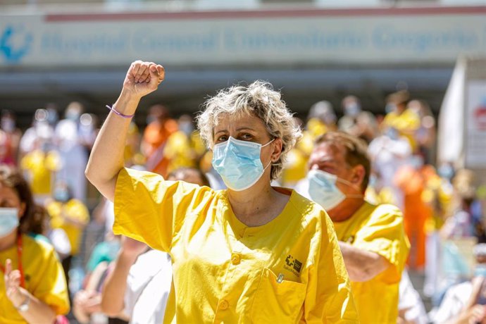 Una mujer levanta el puño durante la concentración convocada por las trabajadoras del servicio de limpieza del Hospital Gregorio Marañón de Madrid en protesta por la privatización de su servicio, en Madrid (España), a 22 de junio de 2020.