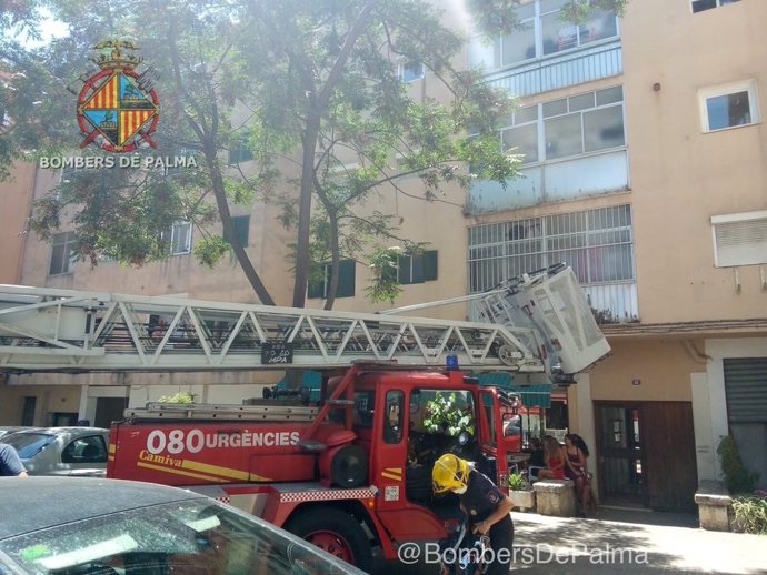 Los Bomebros de Palma acceden a la vivienda donde se ha encontrado el cadáver de un hombre
