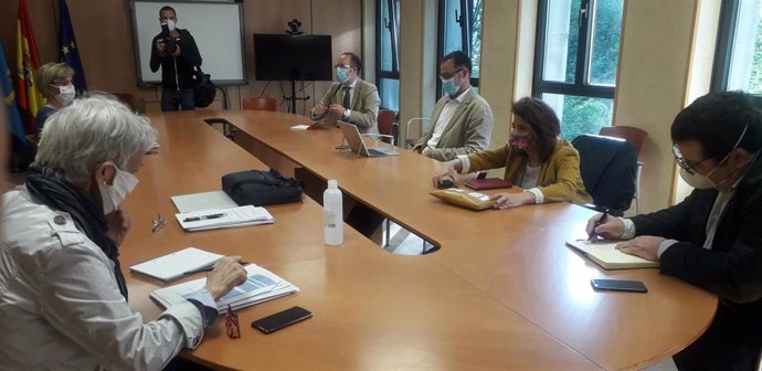 Reunión de la consejera de Educación, Carmen Suárez, con el concejal de Educación del Ayuntamiento de Oviedo, José Luis Costillas, y otros representantes.