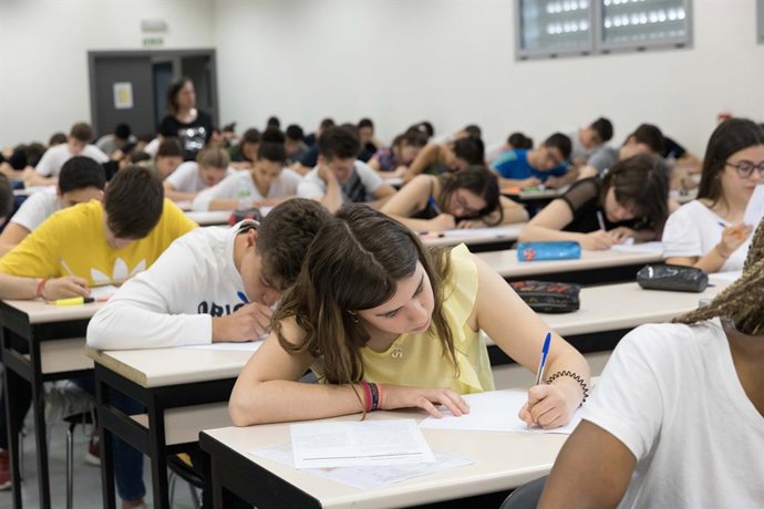 Estudiantes en la EvAU en la UPNA