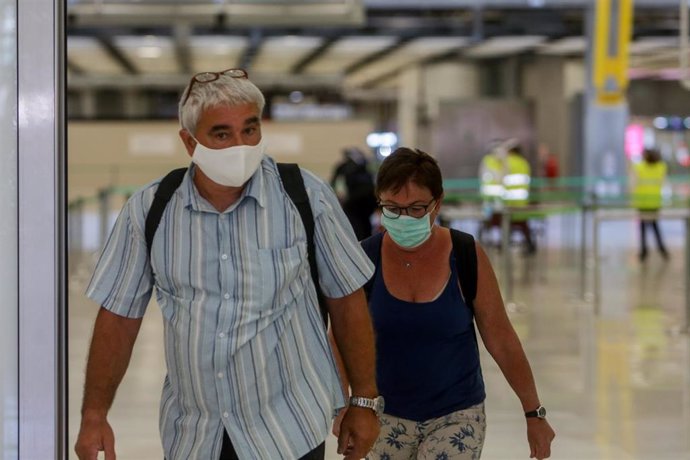Dos personas caminan por el Aeropuerto Adolfo Suárez Madrid-Barajas