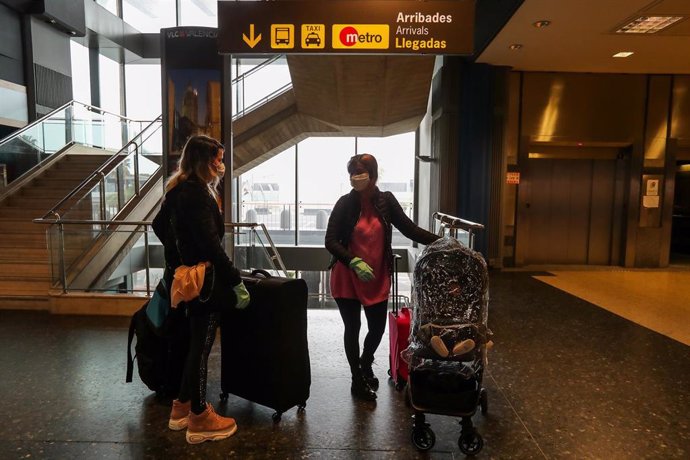 Dos personas con mascarillas en el Aeropuerto de Valencia  durante el cuarto día del estado de alarma por coronavirus, en Valencia/Comunidad Valenciana (España) a 19 de marzo de 2020.