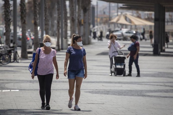Personas con mascarilla en Israel durante la pandemia de coronavirus