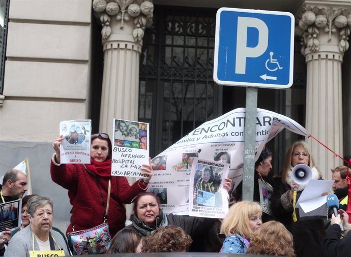 Algunos de los asistentes a la concentración estatal de bebés robados frente a la Fiscalia General del Estado, Madrid (España), a 27 de enero de 2020.