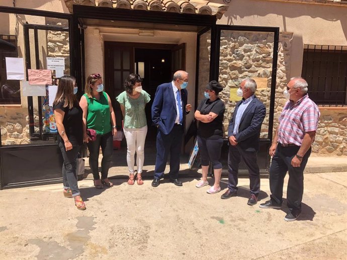 El presidente de la Diputación de Teruel, Manuel Rando, visita el multiservicio rural de Camañas