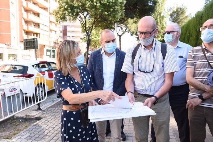 La consejera municipal de Infraestructuras del Ayuntamiento de Zaragoza, Patricia Cavero, mira los planos para la renovación de la gran tubería de abastecimiento de agua de la avenida Navarra