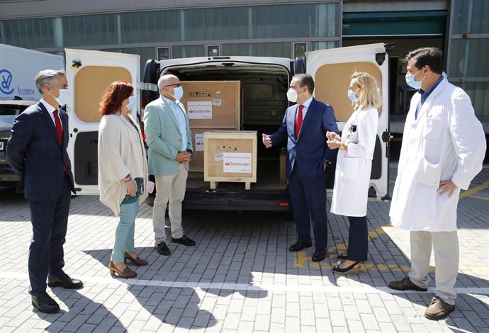 El consejero de Sanidad asiste a la donación del Banco Santander de un respirador para Valdecilla