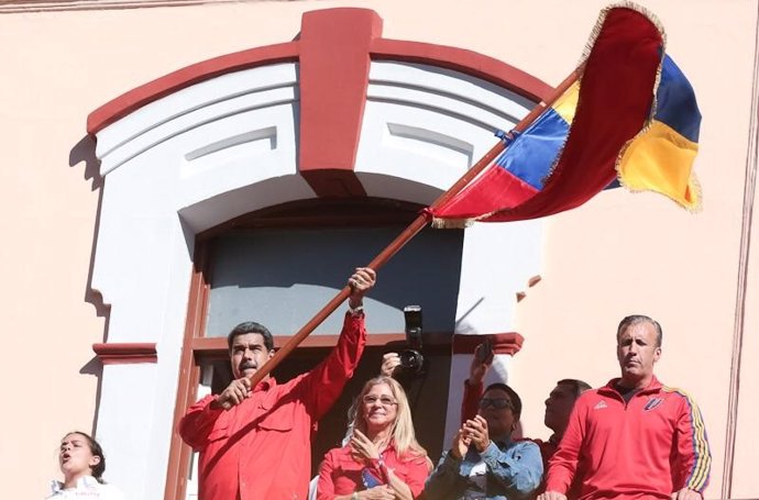 El presidente de Venezuela, Nicolás Maduro, con una bandera venezolana
