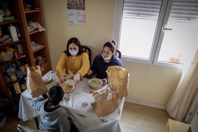 Dos mujeres y un niño durante la comida en su casa del barrio madrileño de Carabanchel en pleno confinamiento por coronavirus, en Madrid (España) a 14 de abril de 2020.