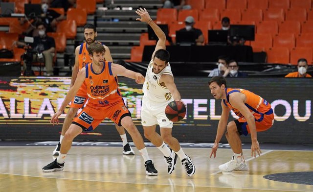 Facu Campazzo, Sam Van Rossom y Aaron Doornekamp en el Real Madrid-Valencia Basket