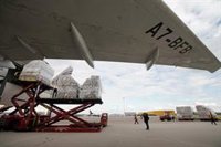 Aterriza en Barajas el avión número 22 con material sanitario adquirido por la Comunidad