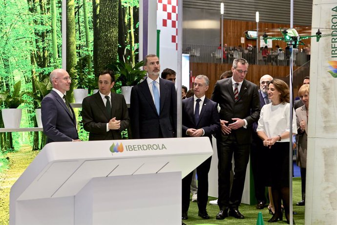 El Rey Felipe VI durante la inauguración del Windeurope Conference & Exhibition 2019, el mayor evento del sector eólico a nivel continental. A la derecha del Rey: el lehendakari Íñigo Urkullu.