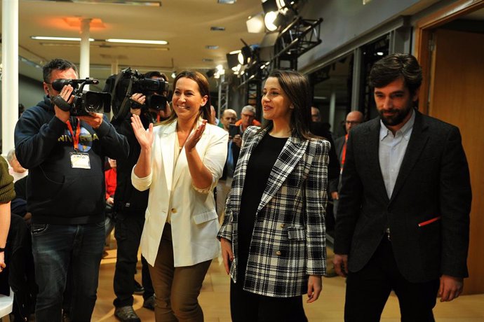 La candidata de Ciudadanos a la Presidencia de la Xunta de Galicia, Beatriz Pino, junto a la presidenta del partido, Inés Arrimadas; y el eurodiputado de Cs Adrián Vázquez.