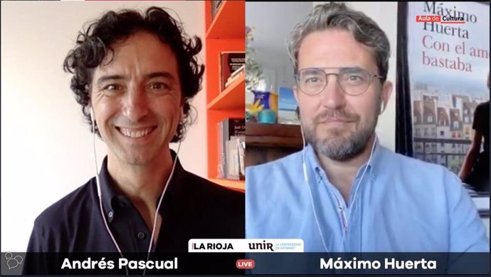 El escritor Máximo Huerta ha participado en la clausura del ciclo 2019-2020 del Aula de Cultura Diario La Rioja-UNIR, que coordina el también literato Andrés Pascual (a la izquierda)