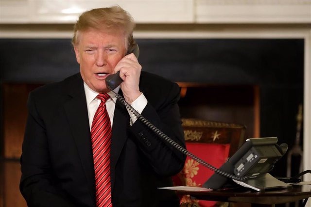 El presidente de Estados Unidos, Donald Trump, hablando por teléfono