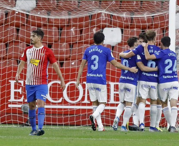 Los jugadores del Oviedo celebran el gol de Borja Sánchez ante el Sporting
