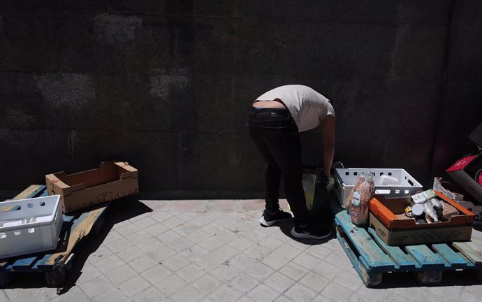 Un voluntario recoge productos a las puertas de la Parroquia Santa María Micaela . En Madrid (España), a 29 de mayo de 2020.