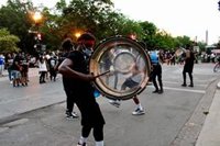 Manifestantes intentan derribar una estatua de Andrew Jackson y Trump les amenaza con "diez años de prisión"