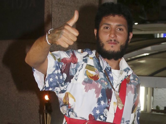 Omar Montes, con los coloridos looks a los que nos tiene acostumbrados, saluda a la prensa en una fiesta a la que acudió como invitado