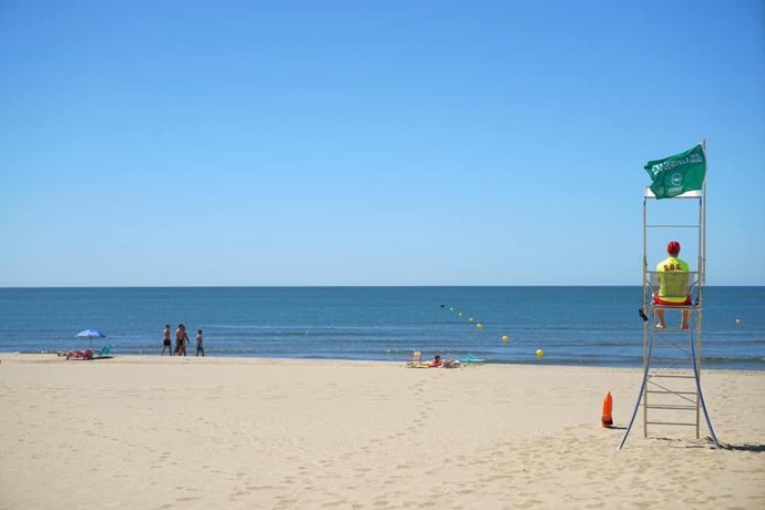 Un socorritas vigilan en una playa de Ayamonte durante la jornada del pasado viernes.