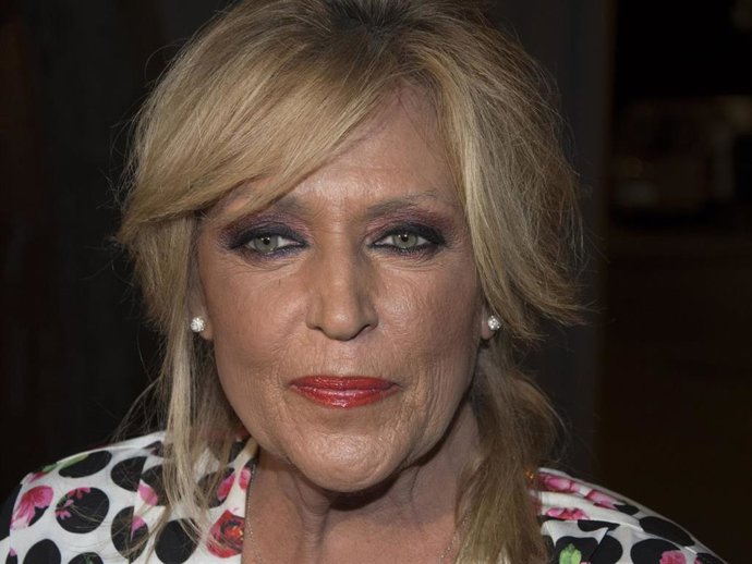 Lydia Lozano, feliz, durante la cena de celebración de su 30 aniversario de bodas