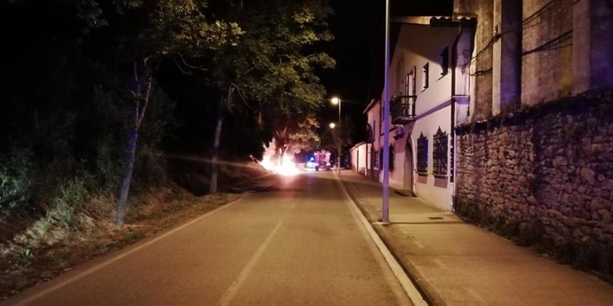 Contenedores ardiendo.