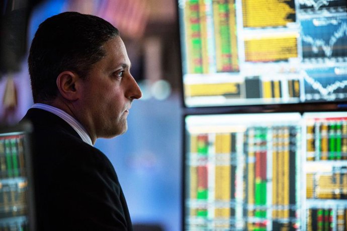 A trader works on the floor of the New York Stock Exchange during the afternoon of January 20, 2015 in New York City. The market closed largely unchanged from the beginning