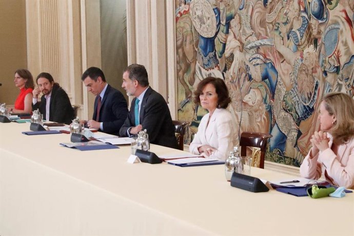 El Rey preside en el Palacio de la Zarzuela la reunión del Consejo de Seguridad Nacional (CSN), junto al presidente del Gobierno, Pedro Sánchez (3i), la vicepresidenta primera, Carmen Calvo (2d), el vicepresidente segundo, Pablo Iglesias (2i), la minist