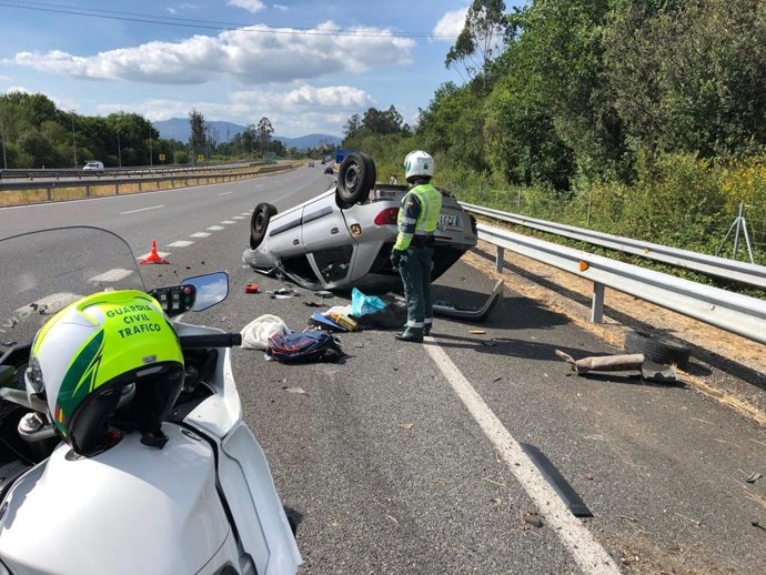 Vehículo volcado en la A-52 tras un accidente de tráfico.