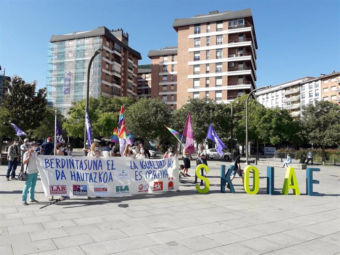 Sindicatos se concentran frente al Palacio de Justicia de Pamplona para pedir al Gobierno una defensa "firme y contundente" de Skolae.