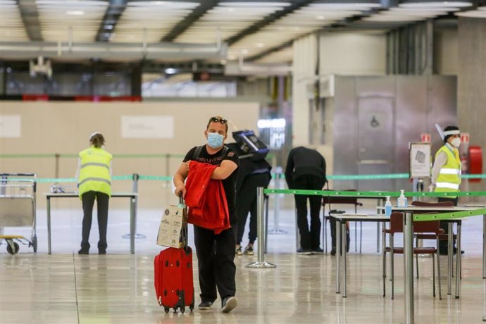 Un hombre camina tras pasar un control en el Aeropuerto Adolfo Suárez Madrid-Barajas
