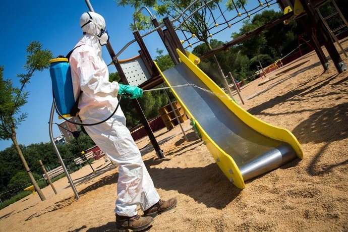 El AMB limpia y desinfecta juegos infantiles, equipamientos deportivos y fuentes de parques metropolitanos