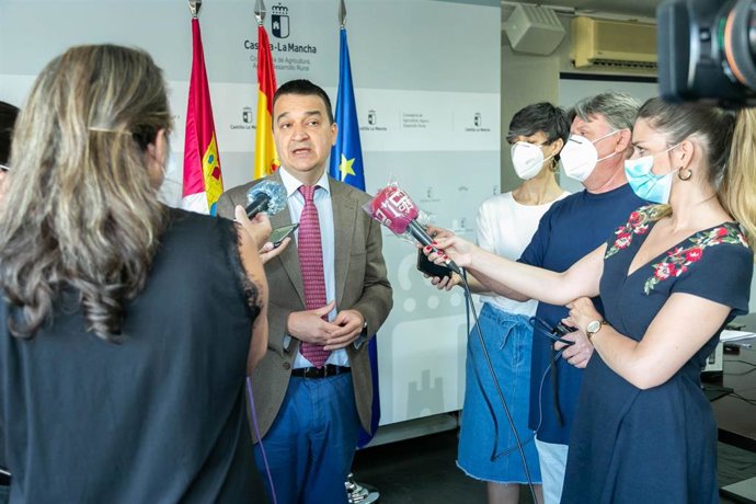 El consejero de Agricultura atiende a los medios antes de reunirse con integrantes de la AREV.