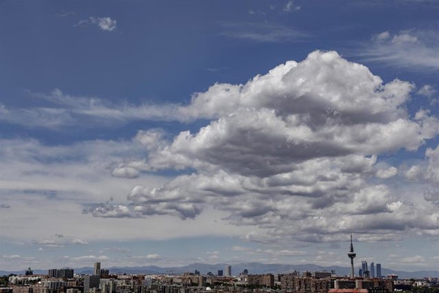 Vista de Madrid, con Torrespaña y las Cuatro Torres al fondo, una vez que el desconfinamiento durante la desescalada instaurada por el Gobierno a causa del coronavirus ha provocado un aumento del tráfico de vehículos de combustión, lo que se traduce en un